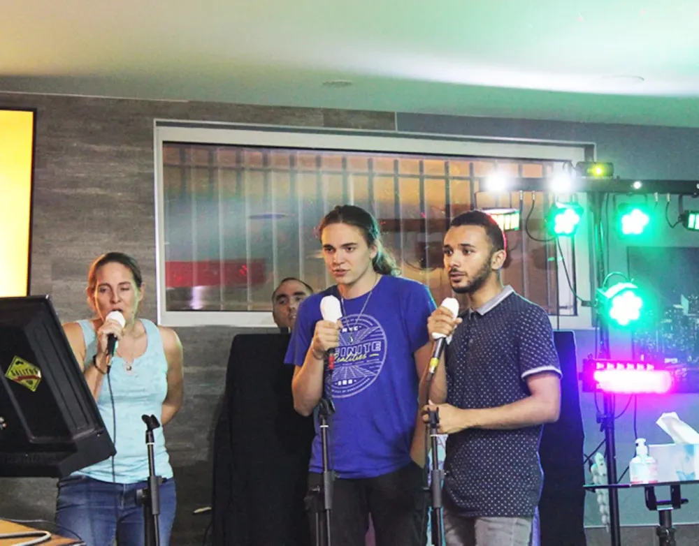 Deux adultes qui chantent